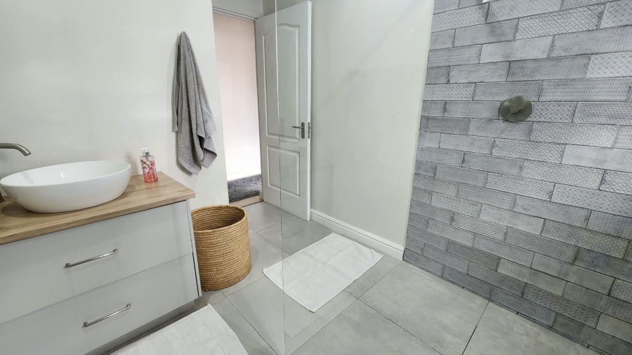 4 Bedroom Property for Sale in Loerie Park Western Cape
